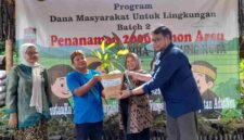 Tina Wiryawati menghadiri penanaman 2.000 pohon aren di Kampung Adat Kuta.