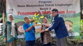 Tina Wiryawati menghadiri penanaman 2.000 pohon aren di Kampung Adat Kuta.