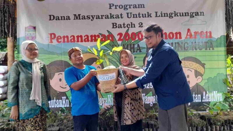 Tina Wiryawati menghadiri penanaman 2.000 pohon aren di Kampung Adat Kuta.