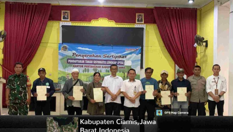 Penyerahan sertipikat tanah dari program PTSL kepada warga.