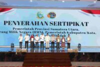 Penyerahan sertipikat oleh Menteri ATR/BPN, Nusron Wahid.