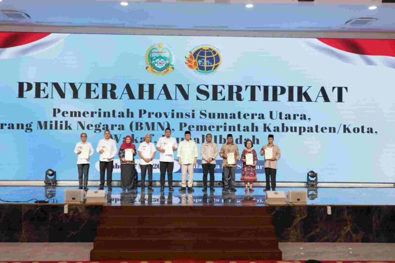 Penyerahan sertipikat oleh Menteri ATR/BPN, Nusron Wahid.