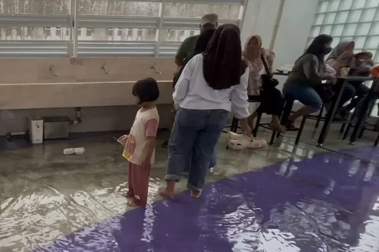 Foodcourt Ciamis tergenang air hujan.