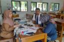 Orang tua siswa tengah mendaftarkan ulang anaknya di SMAN 1 Ciamis.