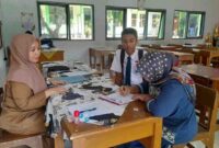 Orang tua siswa tengah mendaftarkan ulang anaknya di SMAN 1 Ciamis.