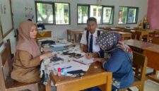 Orang tua siswa tengah mendaftarkan ulang anaknya di SMAN 1 Ciamis.