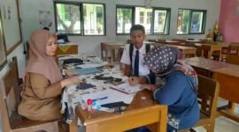 Orang tua siswa tengah mendaftarkan ulang anaknya di SMAN 1 Ciamis.