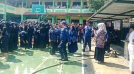 Pelepasan siswa SMPN 5 Ciamis diwarnai edukasi dari Pemadam Kebakaran.