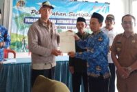 Penyerahan sertipikat tanah program PTSL 