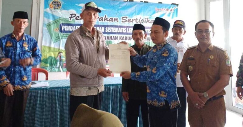 Penyerahan sertipikat tanah program PTSL 