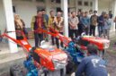 Penyerahan alsintan kepada kelompok tani.