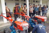 Penyerahan alsintan kepada kelompok tani.