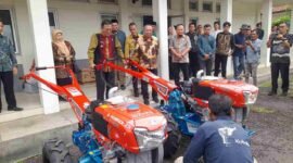 Penyerahan alsintan kepada kelompok tani.