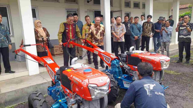 Penyerahan alsintan kepada kelompok tani.