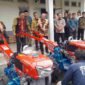 Penyerahan alsintan kepada kelompok tani.