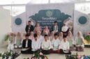 Pimpinan Ponpes Miftahul Ridwan, Drs. KH. Saeful Ujun berfoto bersama para santri.