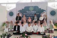 Pimpinan Ponpes Miftahul Ridwan, Drs. KH. Saeful Ujun berfoto bersama para santri.