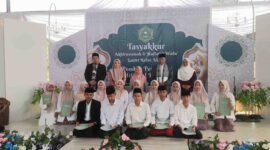 Pimpinan Ponpes Miftahul Ridwan, Drs. KH. Saeful Ujun berfoto bersama para santri.