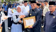 PIK-R Segmentasi Beraksi berfoto dengan Bupati Ciamis.