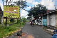 Jembatan Cibalungbang berlubang.