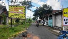 Jembatan Cibalungbang berlubang.