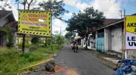 Jembatan Cibalungbang berlubang.
