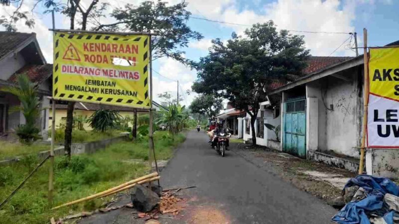 Jembatan Cibalungbang berlubang.