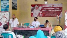 Anggota Komisi III DPRD Jabar, Hj. Tina Wiryawati, SH, MM saat memberikan sambutan diacara Reses dan pengobatan gratis di Tambaksari Ciamis.