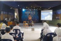 Kepala Sekolah SMAN 1 Baregbeg, Mulyana, S.Pd tengah memberikan materi di hari pertama MPLS.