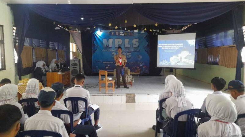 Kepala Sekolah SMAN 1 Baregbeg, Mulyana, S.Pd tengah memberikan materi di hari pertama MPLS.