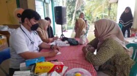 Pengobatan gratis di Dusun Pohat, Kecamatan Tambaksari.