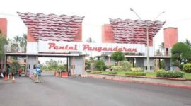 Pintu masuk objek wisata Pantai Pangandaran.