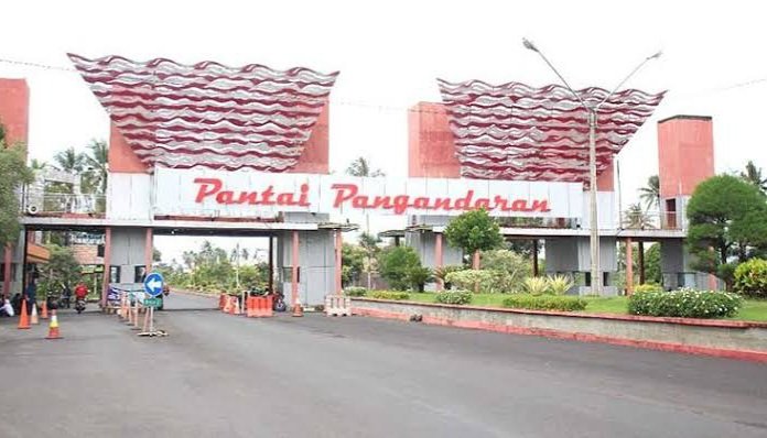 Pintu masuk objek wisata Pantai Pangandaran.