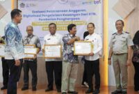 Kepala Kantor Pertanahan Ciamis, Agung Murdhianto tengah menerima penghargaan dari KPPN Tasikmalaya.