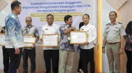 Kepala Kantor Pertanahan Ciamis, Agung Murdhianto tengah menerima penghargaan dari KPPN Tasikmalaya.