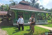 Tim dari Kantor Pertanahan Kabupaten Ciamis melakukan peninjauan lapangan terhadap sejumlah bidang tanah wakaf.