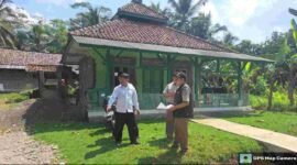 Tim dari Kantor Pertanahan Kabupaten Ciamis melakukan peninjauan lapangan terhadap sejumlah bidang tanah wakaf.