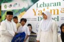 Ketua MUI Kabupaten Ciamis, KH. Saeful Ujun memberikan sembako kepada anak yatim.