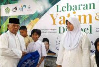 Ketua MUI Kabupaten Ciamis, KH. Saeful Ujun memberikan sembako kepada anak yatim.