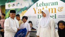 Ketua MUI Kabupaten Ciamis, KH. Saeful Ujun memberikan sembako kepada anak yatim.