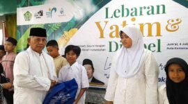 Ketua MUI Kabupaten Ciamis, KH. Saeful Ujun memberikan sembako kepada anak yatim.