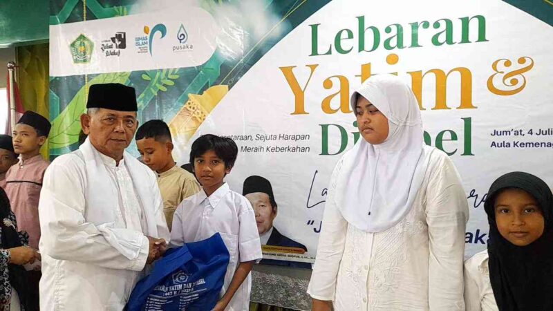 Ketua MUI Kabupaten Ciamis, KH. Saeful Ujun memberikan sembako kepada anak yatim.