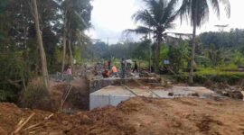 Jembatan Cibalungbang tengah diperbaiki.