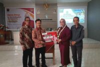 Anggota DPR RI dari Komisi VI, Hj. Ida Nurlaela Wiradinata menyerahkan bantuan CSR BUMN.