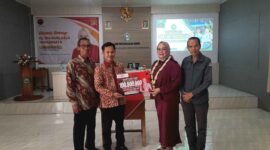 Anggota DPR RI dari Komisi VI, Hj. Ida Nurlaela Wiradinata menyerahkan bantuan CSR BUMN.