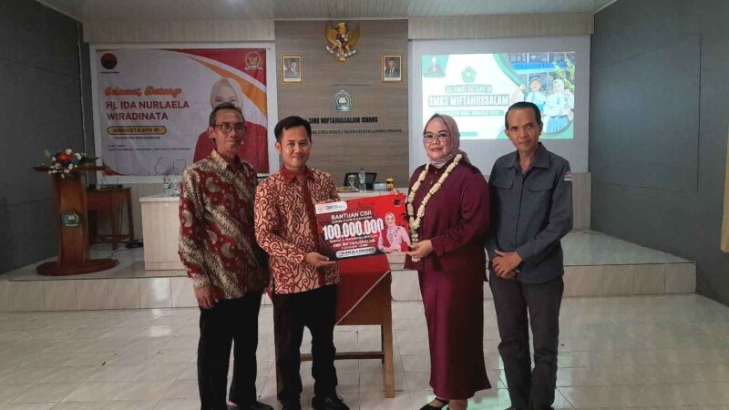 Anggota DPR RI dari Komisi VI, Hj. Ida Nurlaela Wiradinata menyerahkan bantuan CSR BUMN.