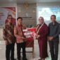 Anggota DPR RI dari Komisi VI, Hj. Ida Nurlaela Wiradinata menyerahkan bantuan CSR BUMN.