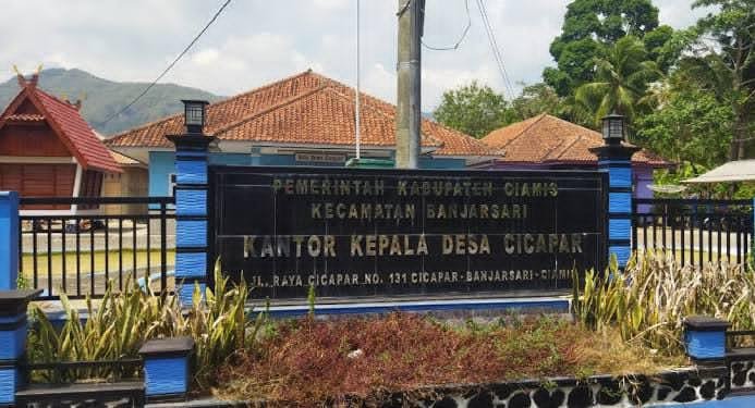 Kantor Desa Cicapar, Kecamatan Banjarsari, Kabupaten Ciamis.