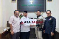 Penyerahan berkas laporan hasil audit dari Akuntan Publik S&R kepada Baznas Ciamis.