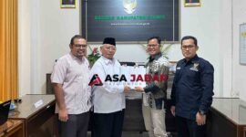 Penyerahan berkas laporan hasil audit dari Akuntan Publik S&R kepada Baznas Ciamis.